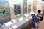 貴重な展示資料を見る来場者＝２６日、鹿児島市の黎明館