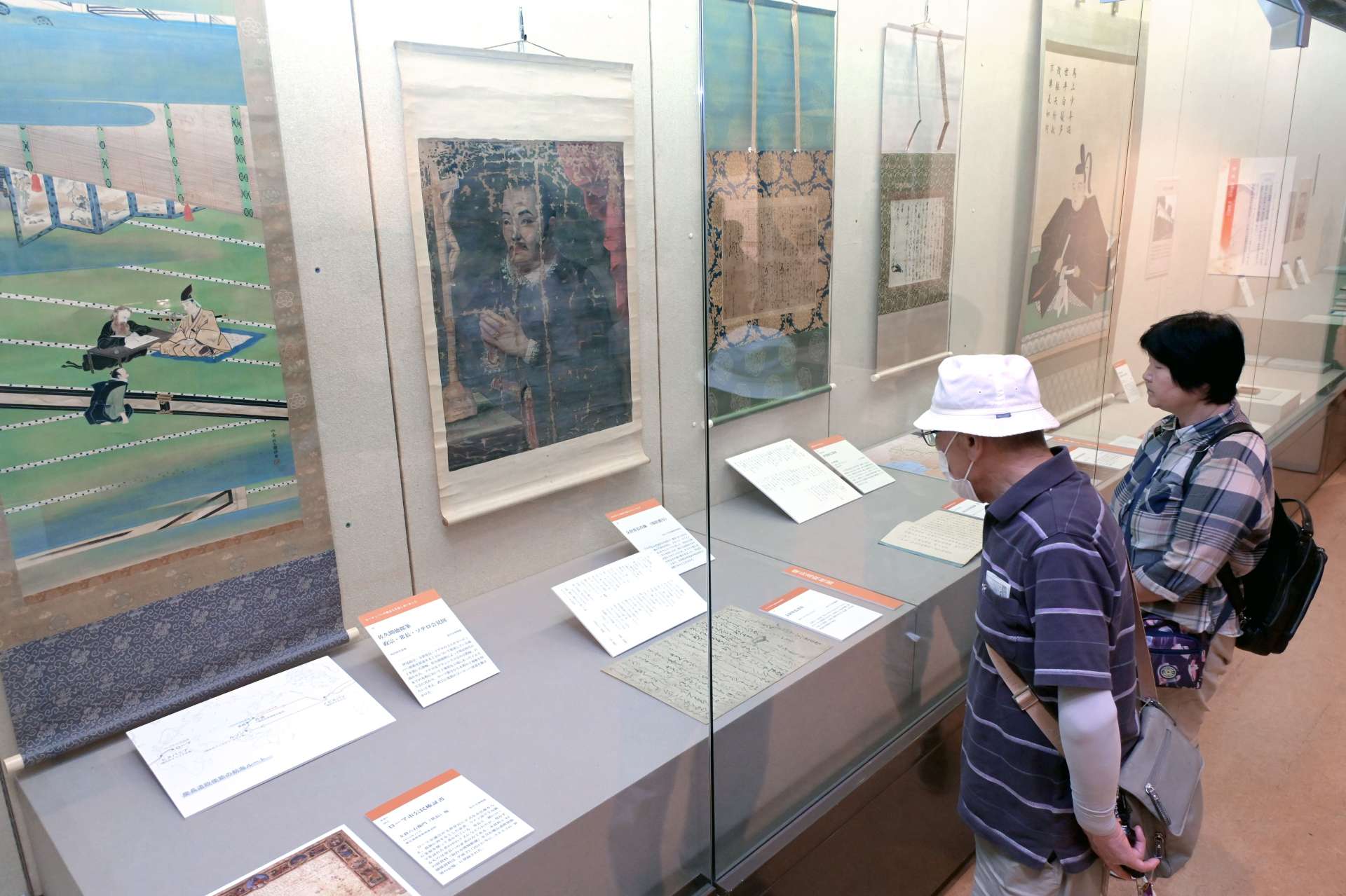 貴重な展示資料を見る来場者＝２６日、鹿児島市の黎明館