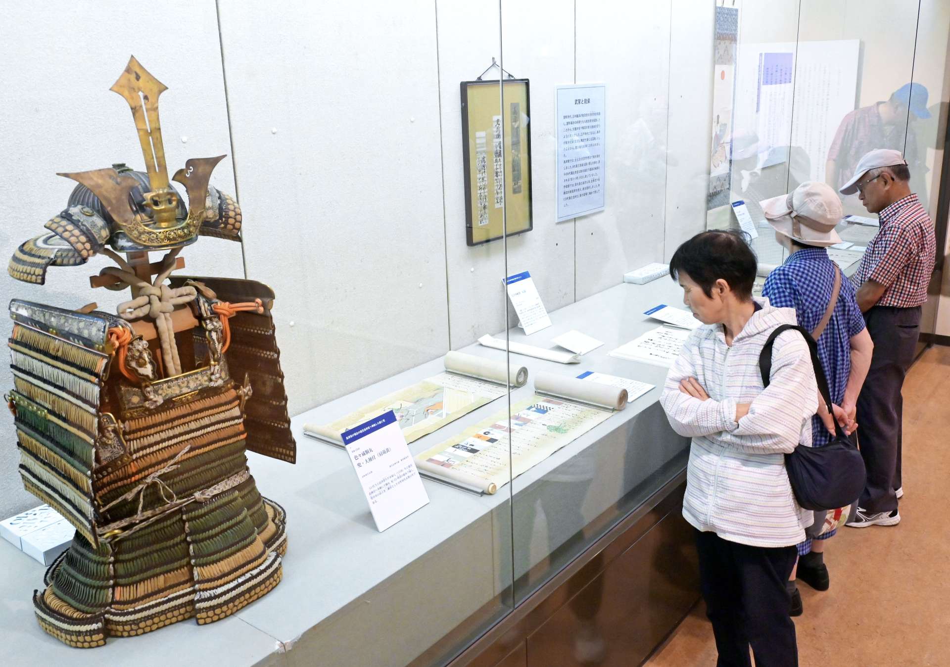 島津家と伊達家の貴重な資料が並ぶ会場＝２６日、鹿児島市の黎明館