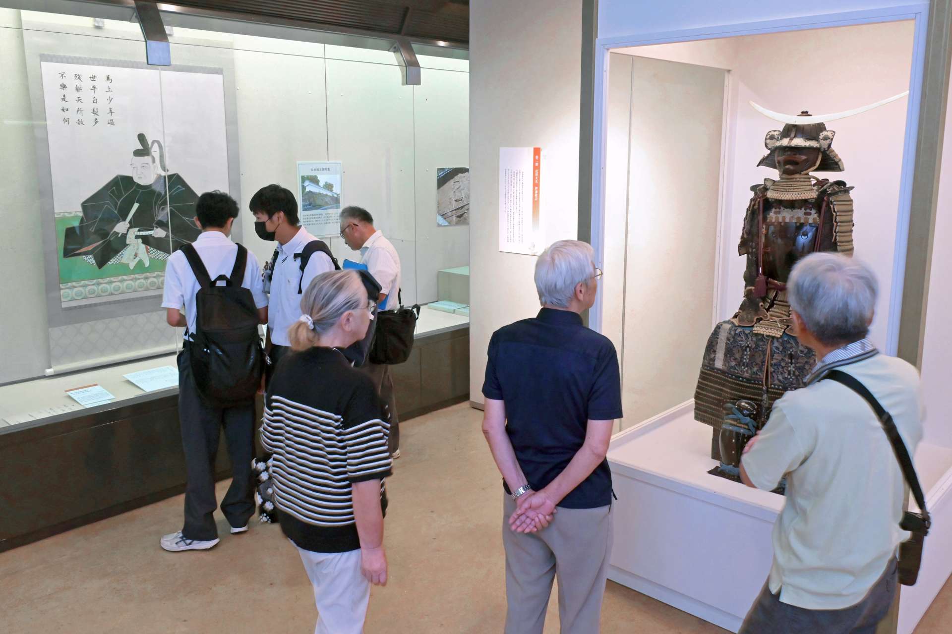 伊達政宗の甲冑（かっちゅう）など貴重な資料が並ぶ会場＝２６日、鹿児島市の黎明館