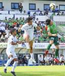 自陣ゴール前で競り合う鹿児島ＵのＦＷ近藤（空中左）＝プライフーズスタジアム