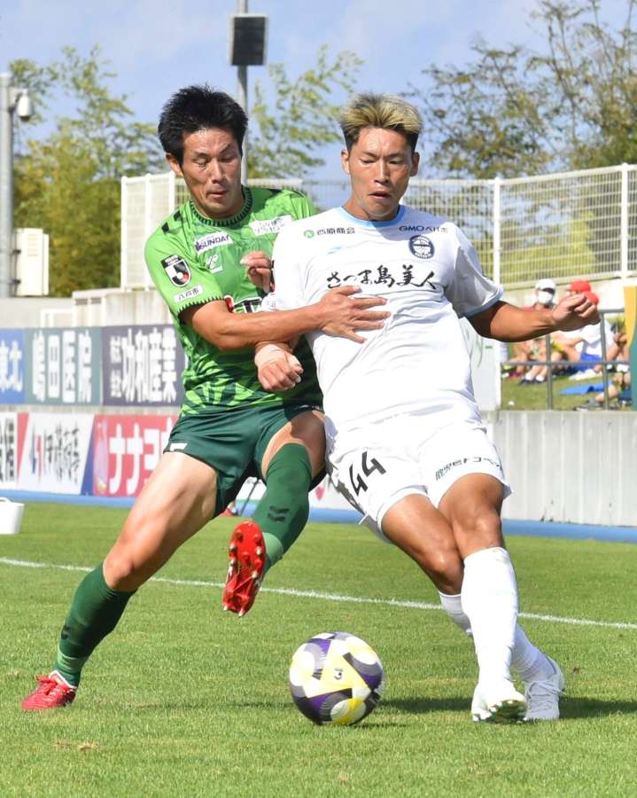 体を張った守備からボールを奪う鹿児島ＵのＤＦ青木＝プライフーズスタジアム