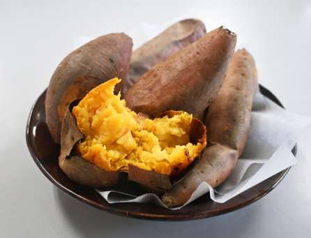 〈関連＝焼くとねっとり、割ったらそうそうこの濃い色合い〉安納芋の焼き芋＝２６日、西之表市安納