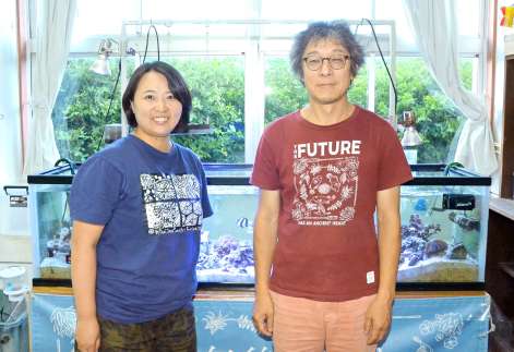 教育機関としての発展に意欲を見せる渡邊剛理事長（右）と山崎敦子所長＝８月、喜界町塩道の喜界島サンゴ礁科学研究所