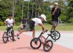 ＢＭＸの技を体験する参加者＝指宿市の指宿総合体育館多目的広場