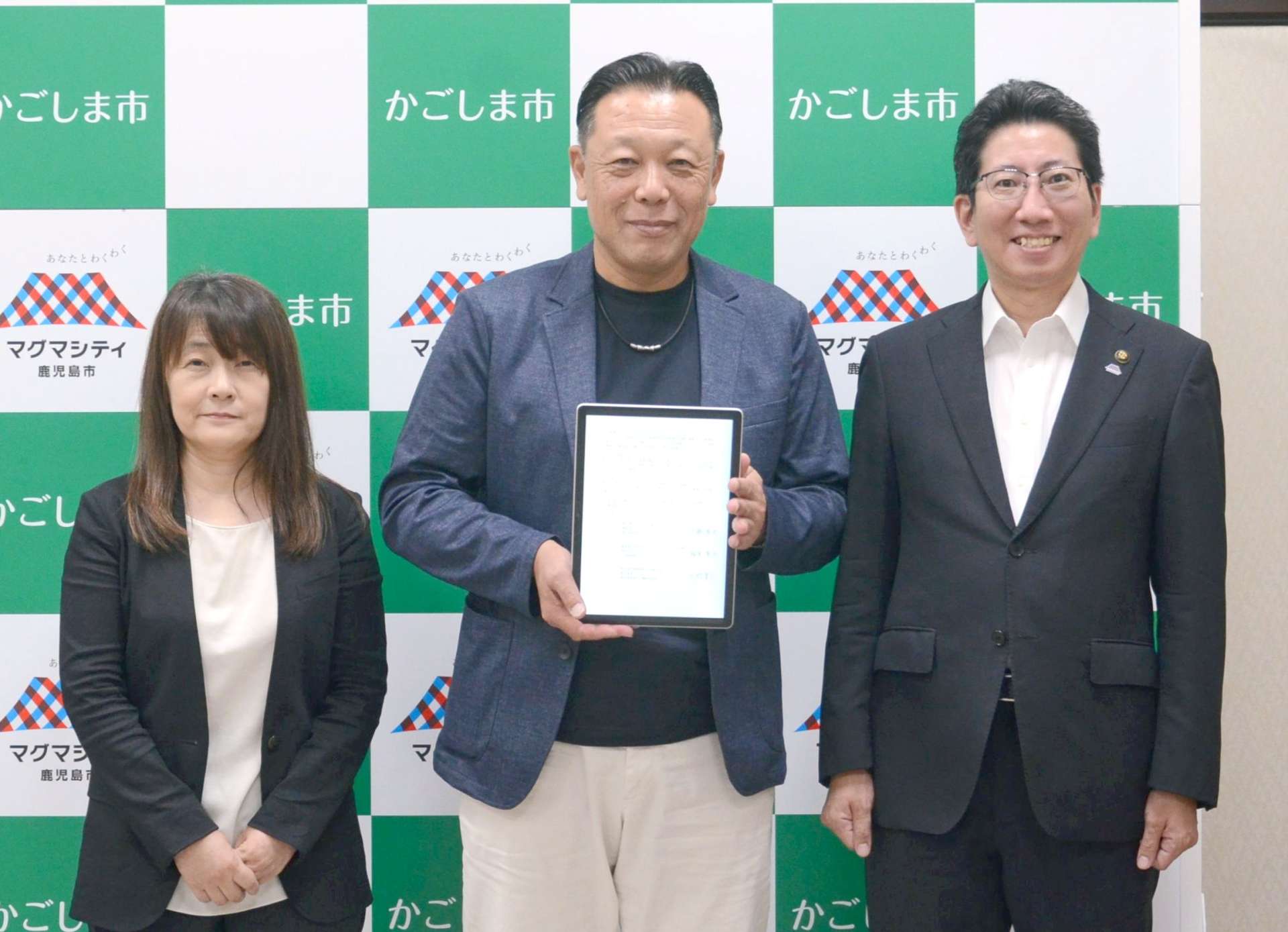立地協定を結び記念撮影をするＦ－ＩＴコンサルの福重康宏代表取締役＝鹿児島市役所
