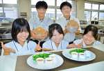 ニンジンの皮やへたなど未利用資源を活用して作ったベジタブルみそを開発した国分中央高校の生徒＝２５日、霧島市国分中央１丁目の同校