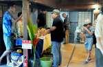 有機栽培の農産物や加工品を販売するマルシェ＝鹿屋市本町の岩元邸
