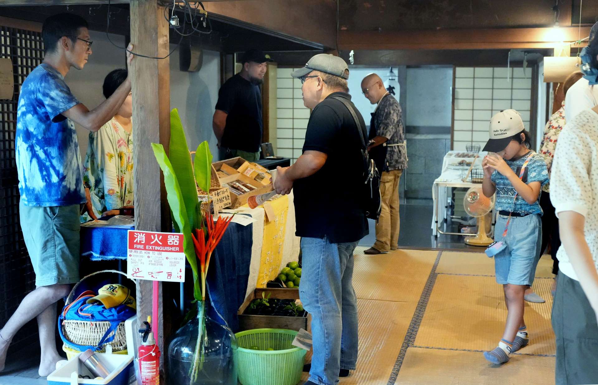 有機栽培の農産物や加工品を販売するマルシェ＝鹿屋市本町の岩元邸