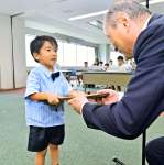 南日本新聞社賞の賞状を受け取る丹羽健人ちゃん（あさひ保育園）＝２７日、鹿児島市の南日本新聞社