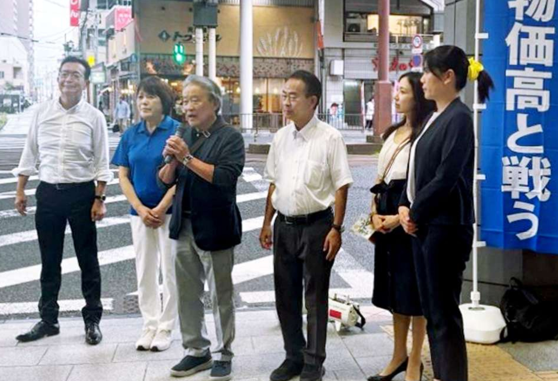 「政治空白が生まれている」と訴える立憲民主党鹿児島県連の関係者＝２７日、鹿児島市