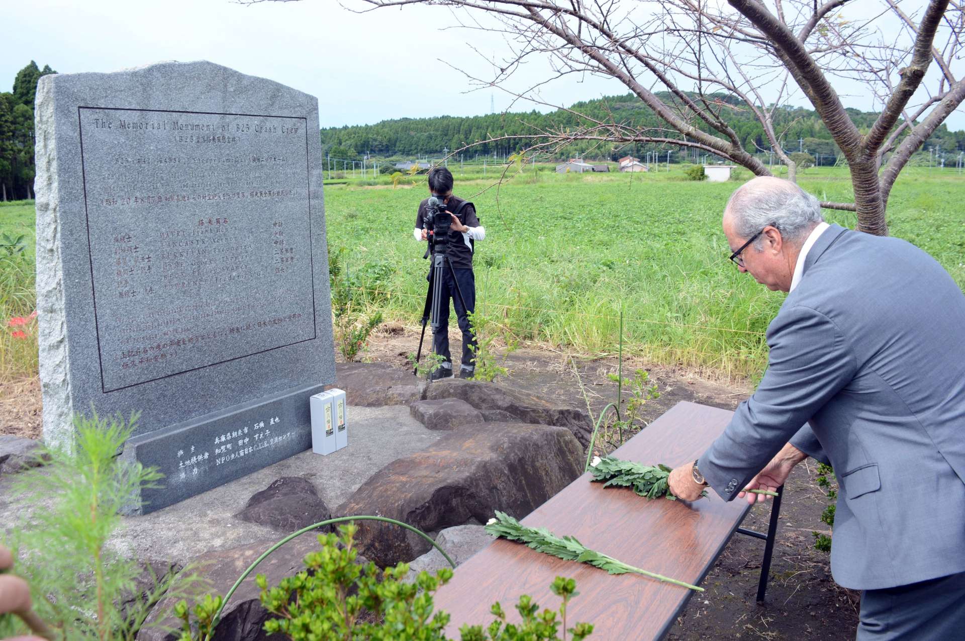 慰霊碑に献花する戦艦ミズーリ記念館のマイク・カー会長＝２７日、南九州市知覧