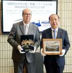 記念品を交換し、恒久平和を誓うマイク・カー会長（左）と塗木弘幸市長＝２７日、南九州市の知覧特攻平和会館