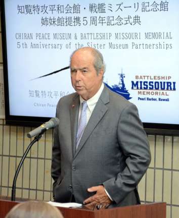 式典であいさつする戦艦ミズーリ記念館のマイク・カー会長＝２７日、南九州市の知覧特攻平和会館