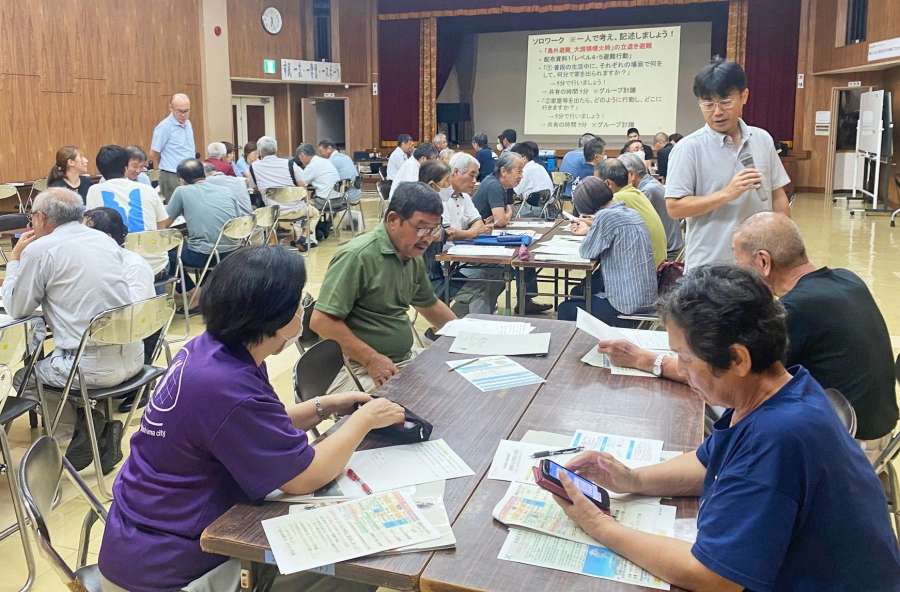 避難行動について話し合う桜島の住民ら＝２６日夜、鹿児島市の桜島公民館