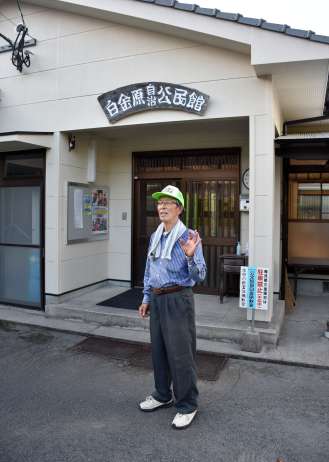 〈関連〉大雨直後、急きょ災害ごみの仮置き場になった白金原自治公民館前で当時のことを話す牧悦朗会長