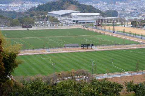 〈関連〉３面のグラウンドが広がる鹿児島県立サッカー・ラグビー場＝２０１４年１月、鹿児島市中山