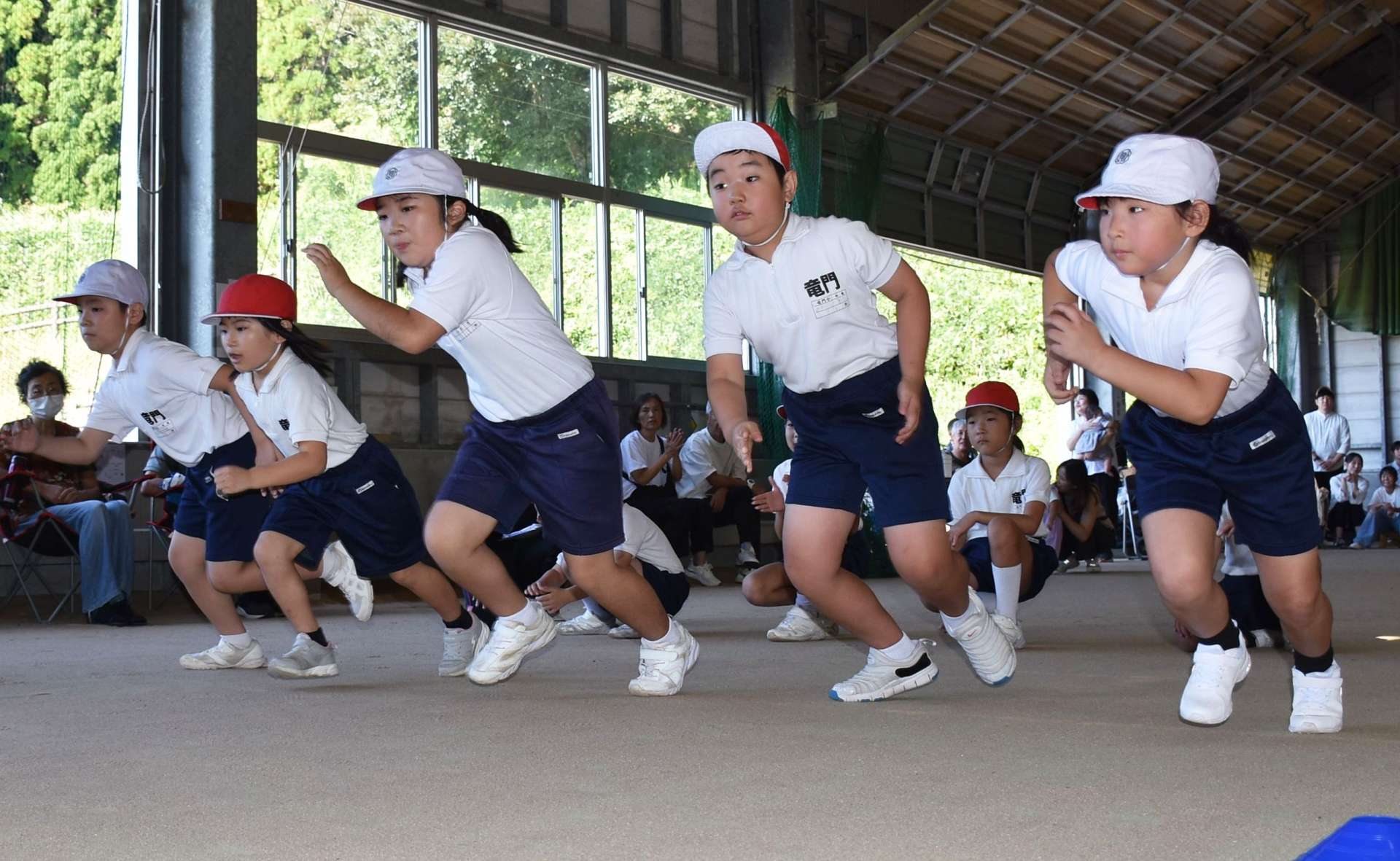 元気いっぱい走り出す竜門小学校の児童＝２７日、姶良市加治木の陶夢ランド