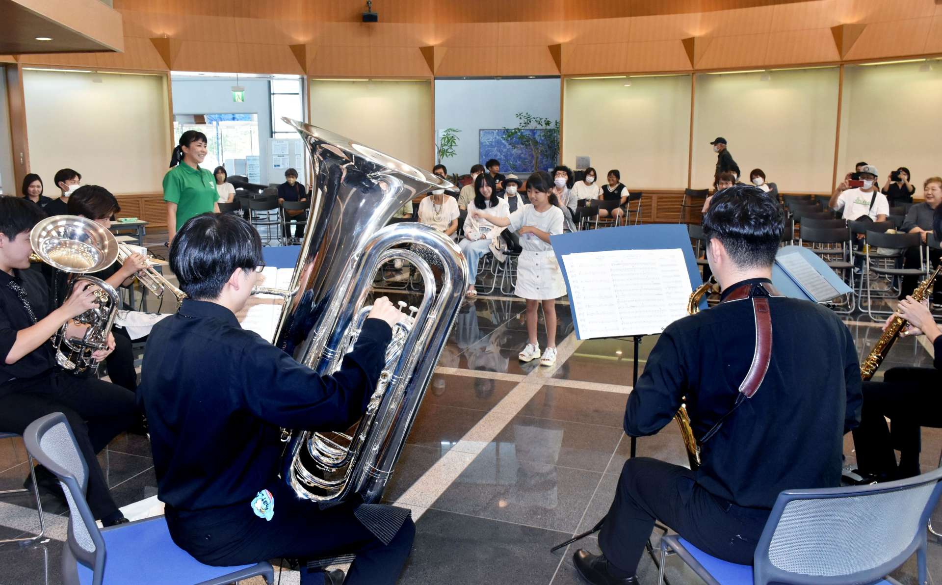 管楽器五重奏の指揮者体験などを楽しむイベント＝湧水町いきいきセンターくりの郷