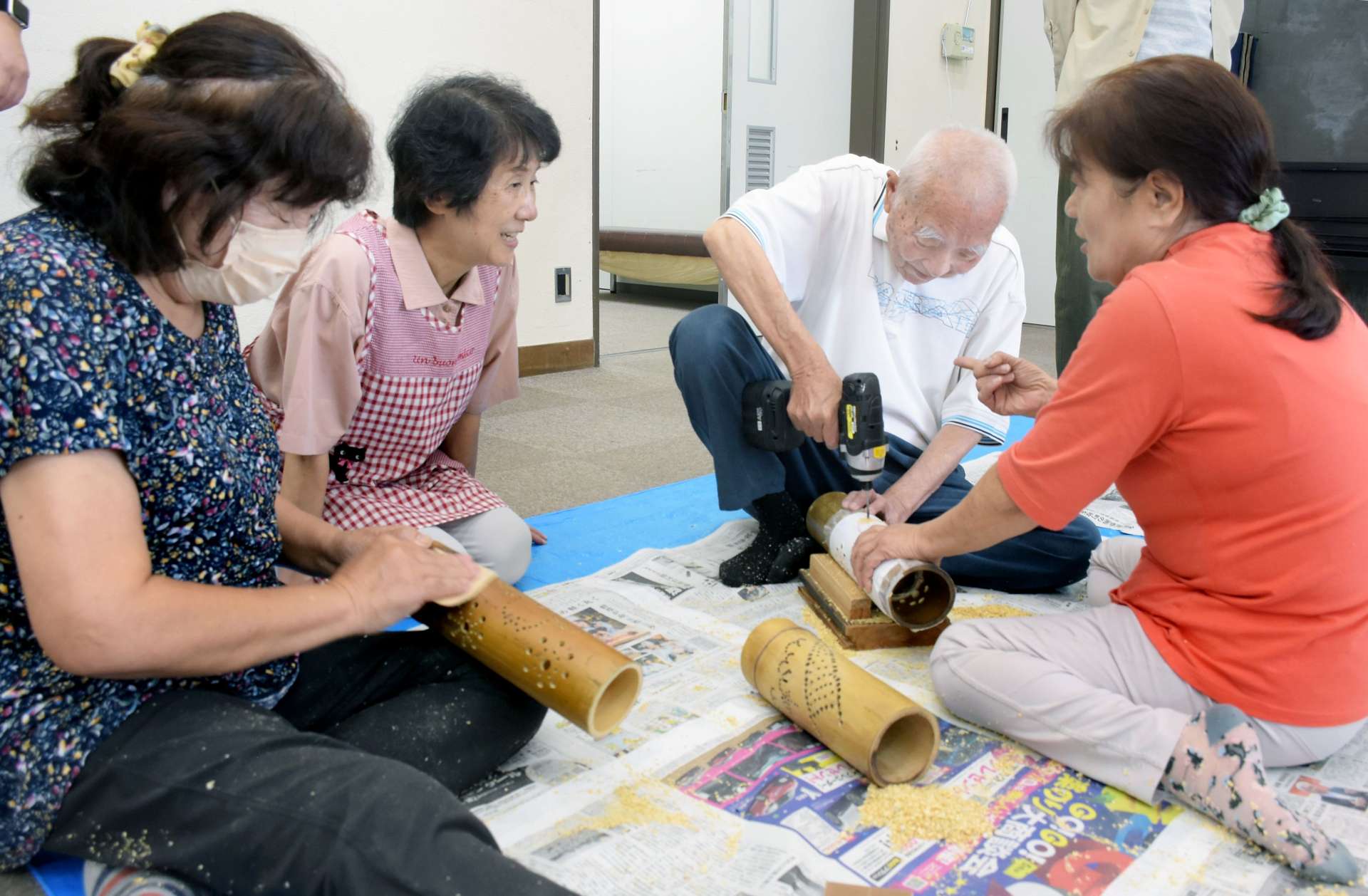 竹灯籠作りに挑戦するオレンジカフェ参加者＝大崎町保健センター