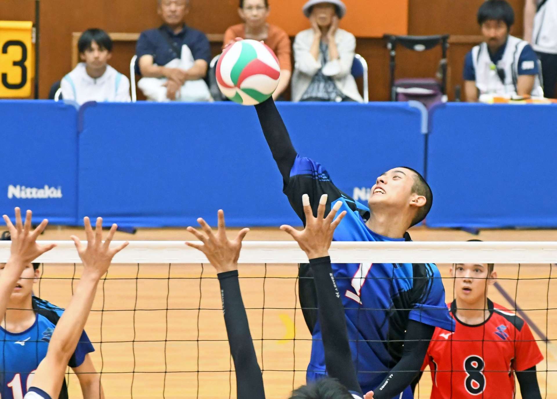 少年男子１回戦、スパイクを決める尾田原（川内商工高）＝近江八幡市運動公園