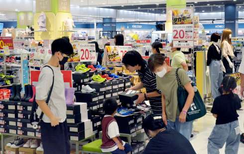 ソフトバンクホークスのパ・リーグ優勝セールでにぎわう店内＝２８日、鹿児島市のイオン鹿児島店