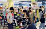 ソフトバンクホークスのパ・リーグ優勝セールでにぎわう店内＝２８日、鹿児島市のイオン鹿児島店