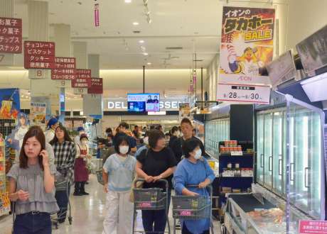 ソフトバンクホークスのパ・リーグ優勝セールでにぎわう店内＝２８日、鹿児島市のイオン鹿児島店