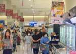 ソフトバンクホークスのパ・リーグ優勝セールでにぎわう店内＝２８日、鹿児島市のイオン鹿児島店