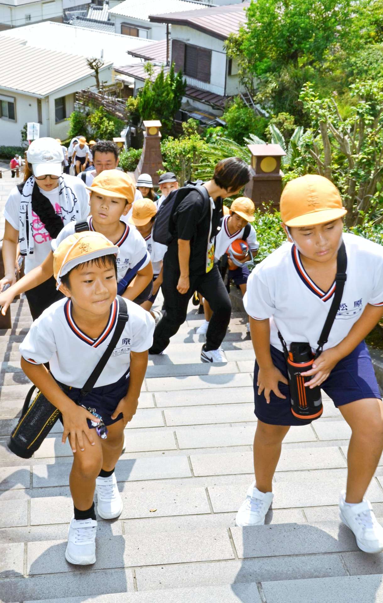 西郷隆盛ゆかりの史跡を巡り、南洲神社のゴールを目指す小学生ら＝鹿児島市上竜尾町