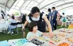 多くの家族連れでにぎわうイベント会場＝２７日、鹿児島市浜町のかんまちあ