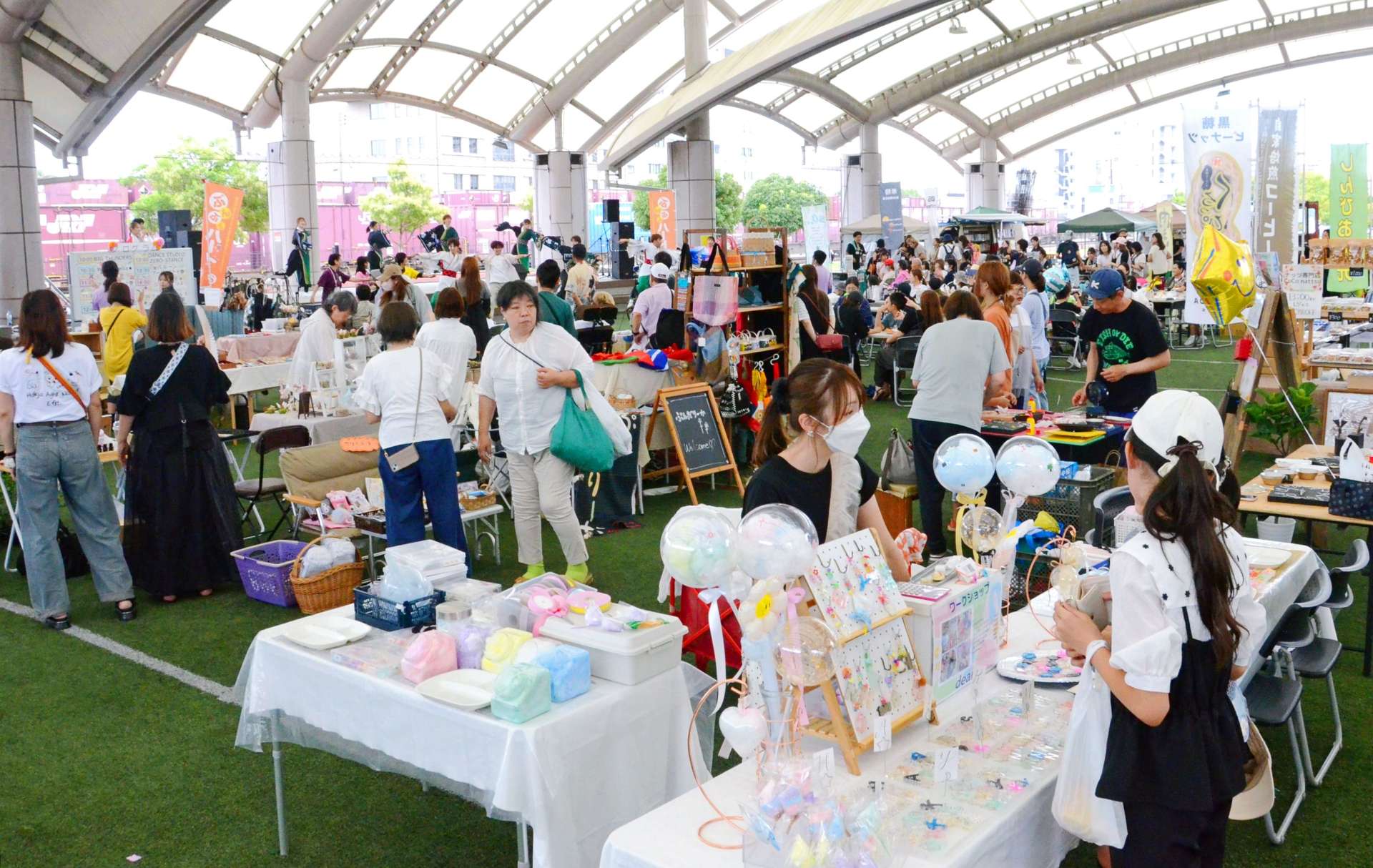 雑貨販売やフリーマーケットでにぎわうイベント会場＝２７日、鹿児島市浜町のかんまちあ