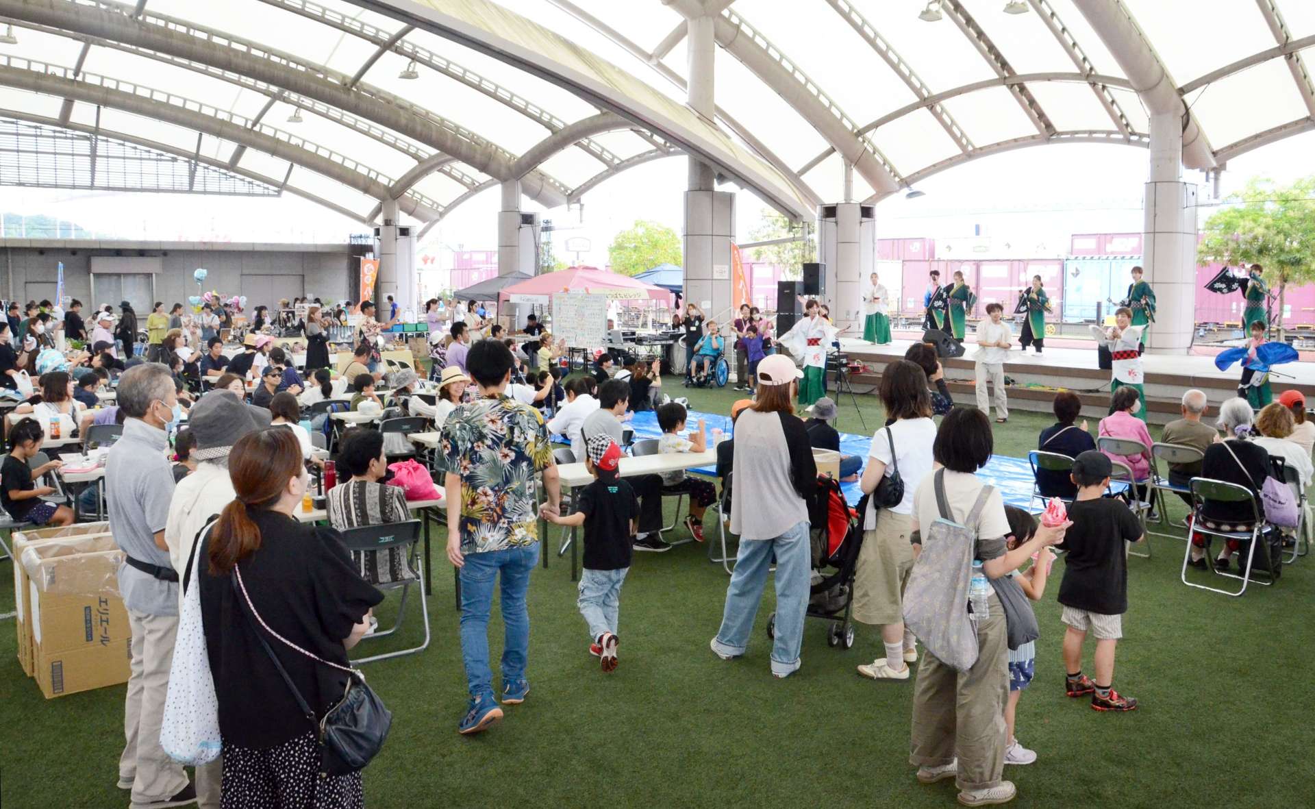 舞台発表でにぎわうイベント会場＝２７日、鹿児島市浜町のかんまちあ
