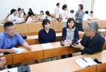 女子教育について意見交換する鹿児島女子短期大と鹿児島女子高の教職員ら＝１９日、鹿児島市の同短大