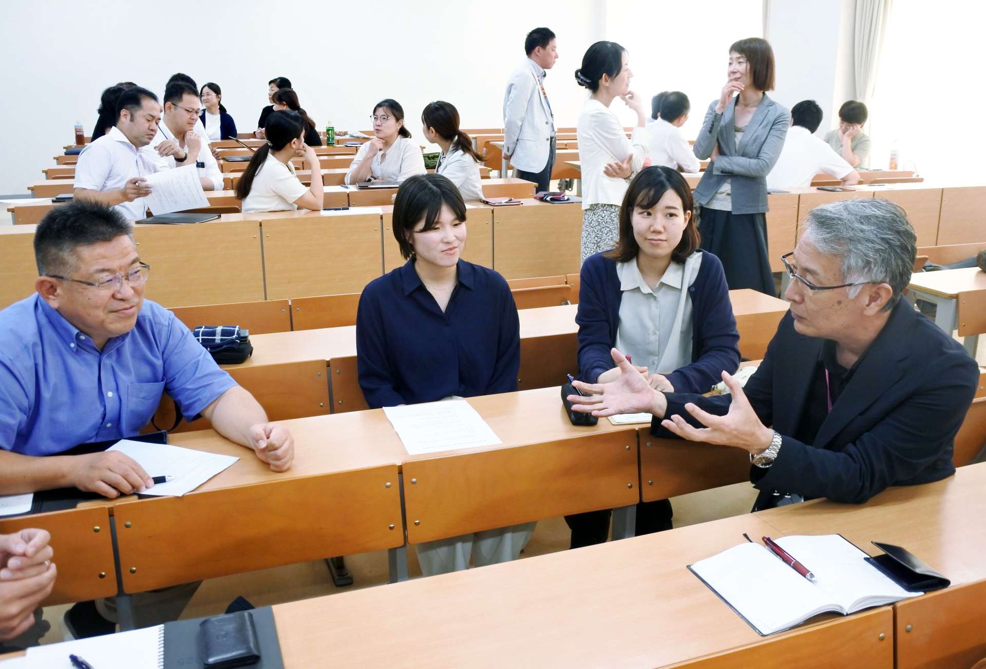女子教育について意見交換する鹿児島女子短期大と鹿児島女子高の教職員ら＝１９日、鹿児島市の同短大
