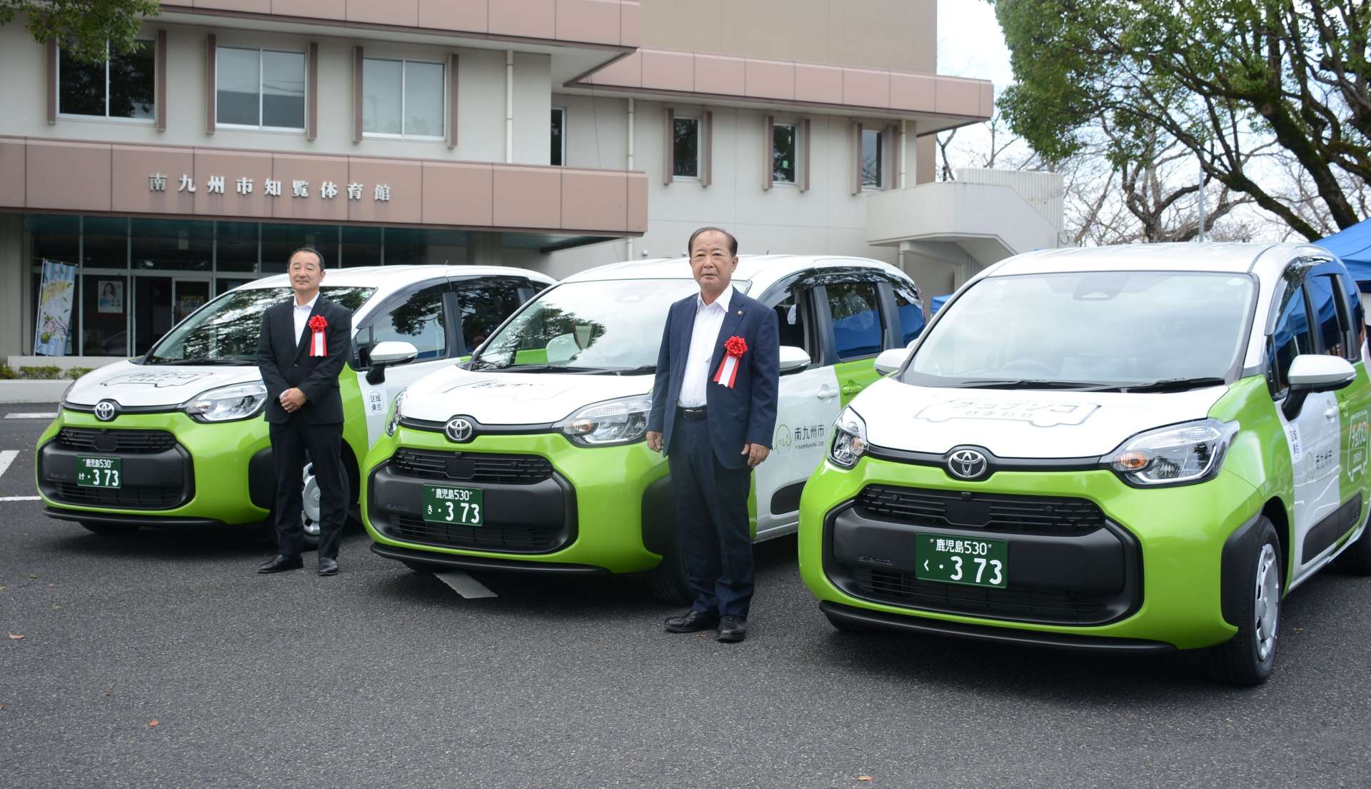 １０月１日から運行開始となる「チョイソコひまわり」の車両＝２５日、南九州市の知覧平和公園