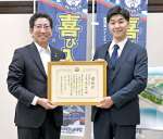 企業版ふるさと納税で感謝状を受ける鈴江将人社長（右）＝２５日、鹿児島市役所