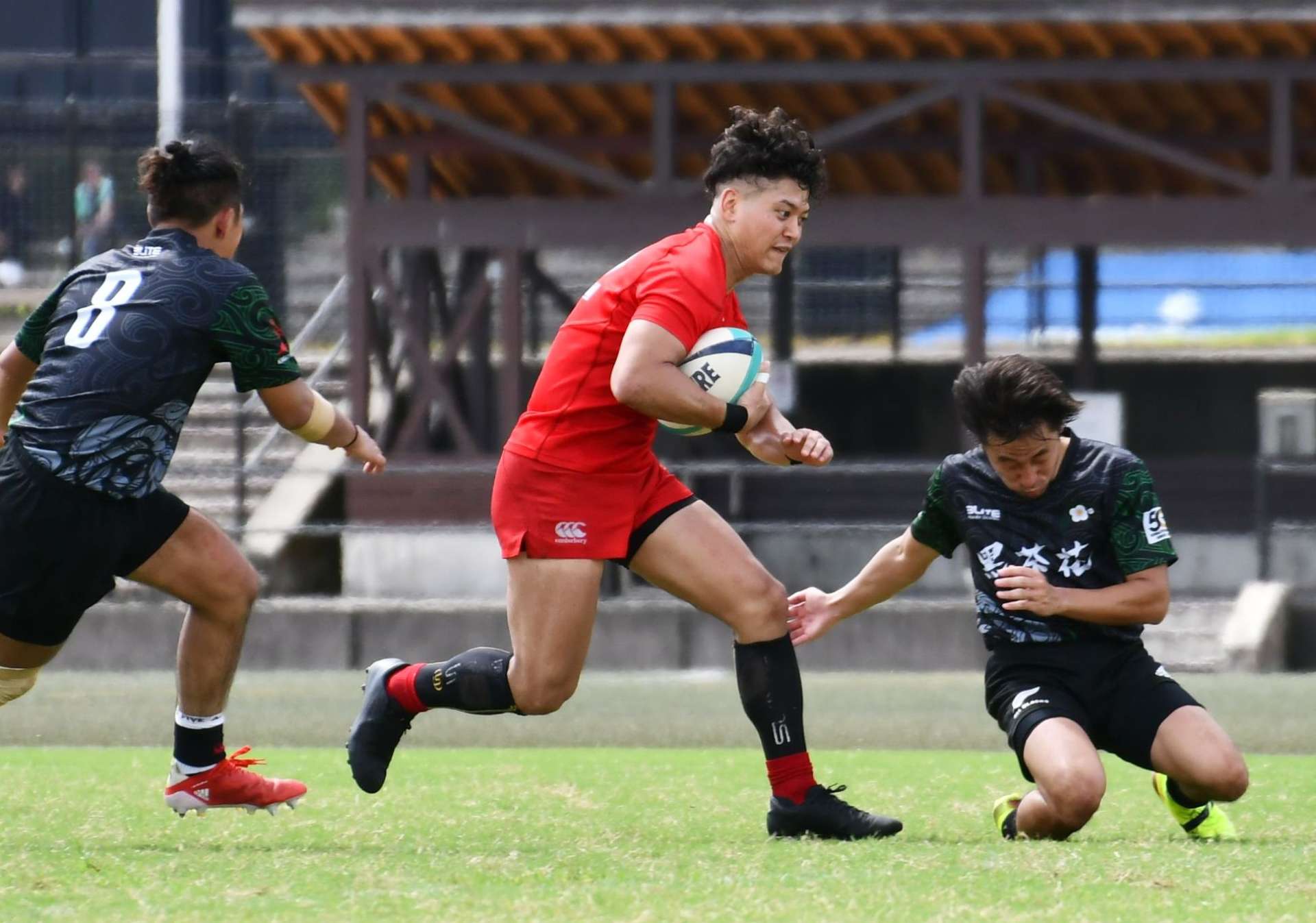 後半、鹿児島市消防局の畠山が中央にトライを決める＝県立サッカー・ラグビー場