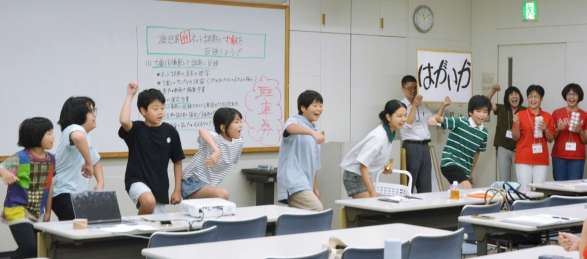 寸劇で「はがいか」と声を出す子どもたち＝鹿児島市のカクイックス交流センター