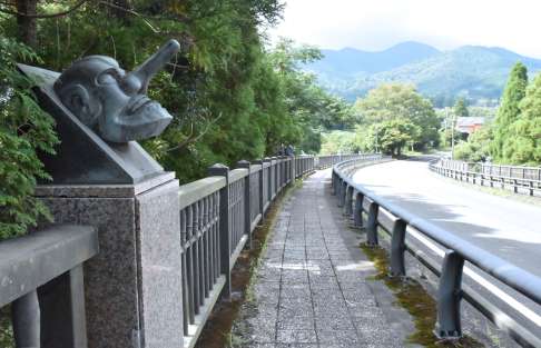欄干に「九面」が配置された霧島大橋＝霧島市霧島田口