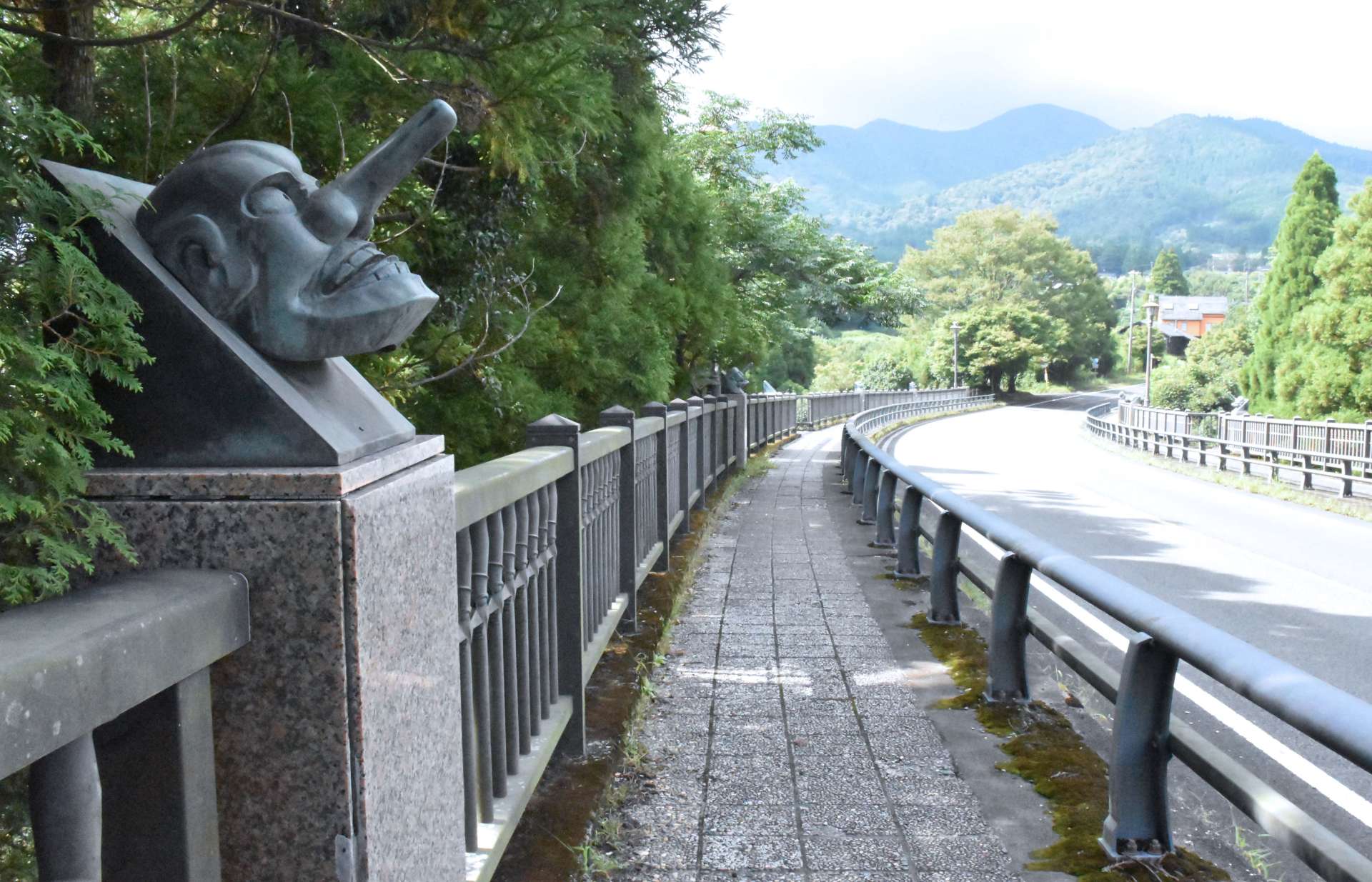 欄干に「九面」が配置された霧島大橋＝霧島市霧島田口
