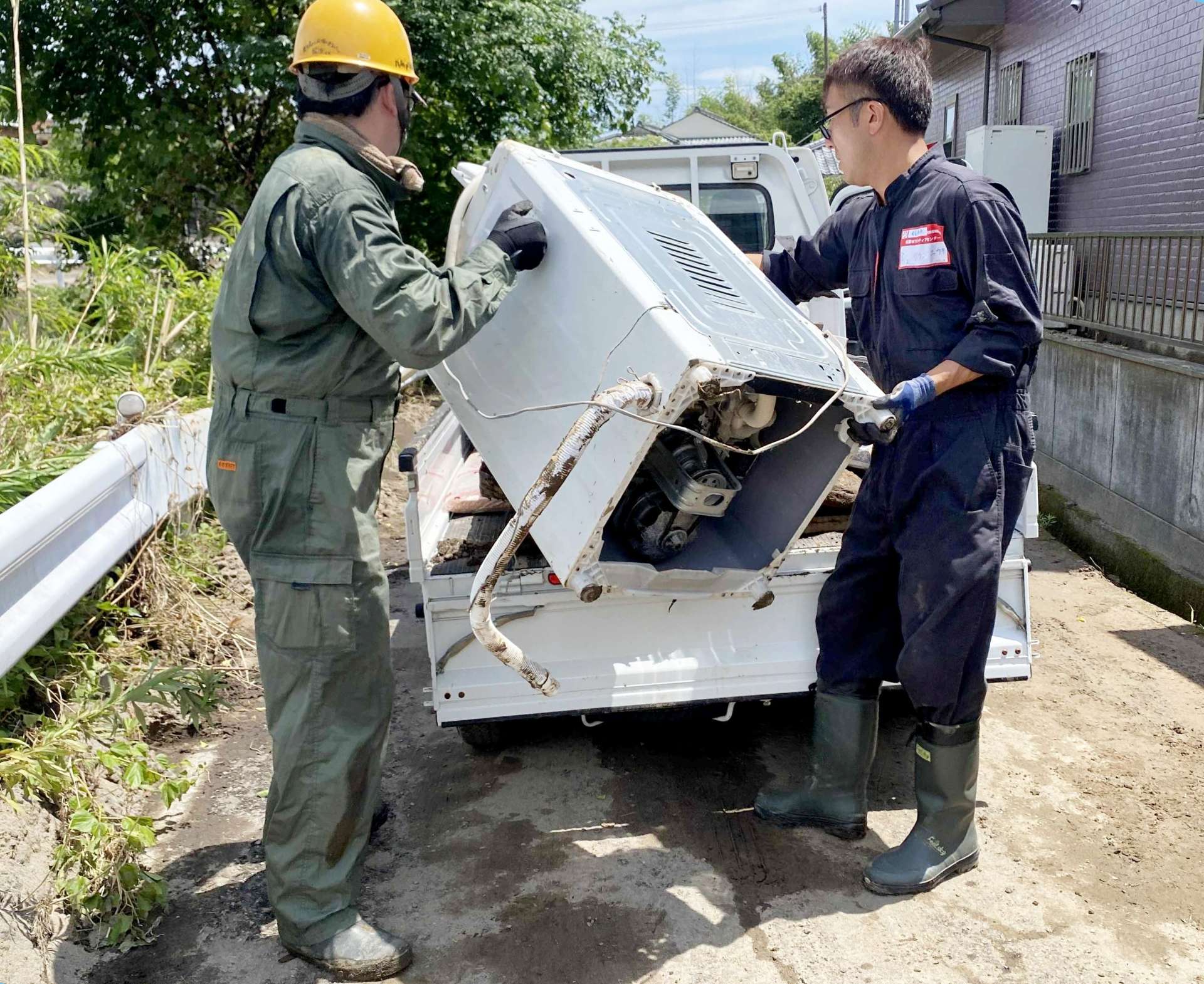 〈資料写真〉被災地で活動するボランティア＝８月１２日午後、姶良市平松（市災害ボランティアセンター提供）