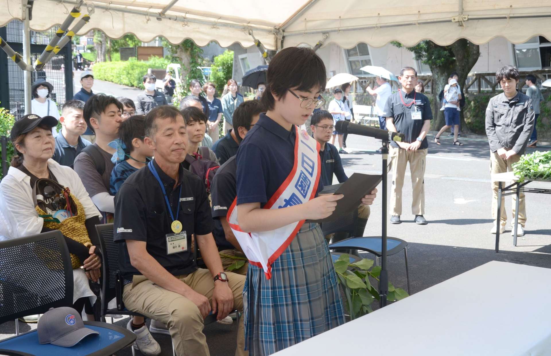 動物慰霊祭で弔辞を読み上げる前田ひなたさん＝鹿児島市の平川動物公園