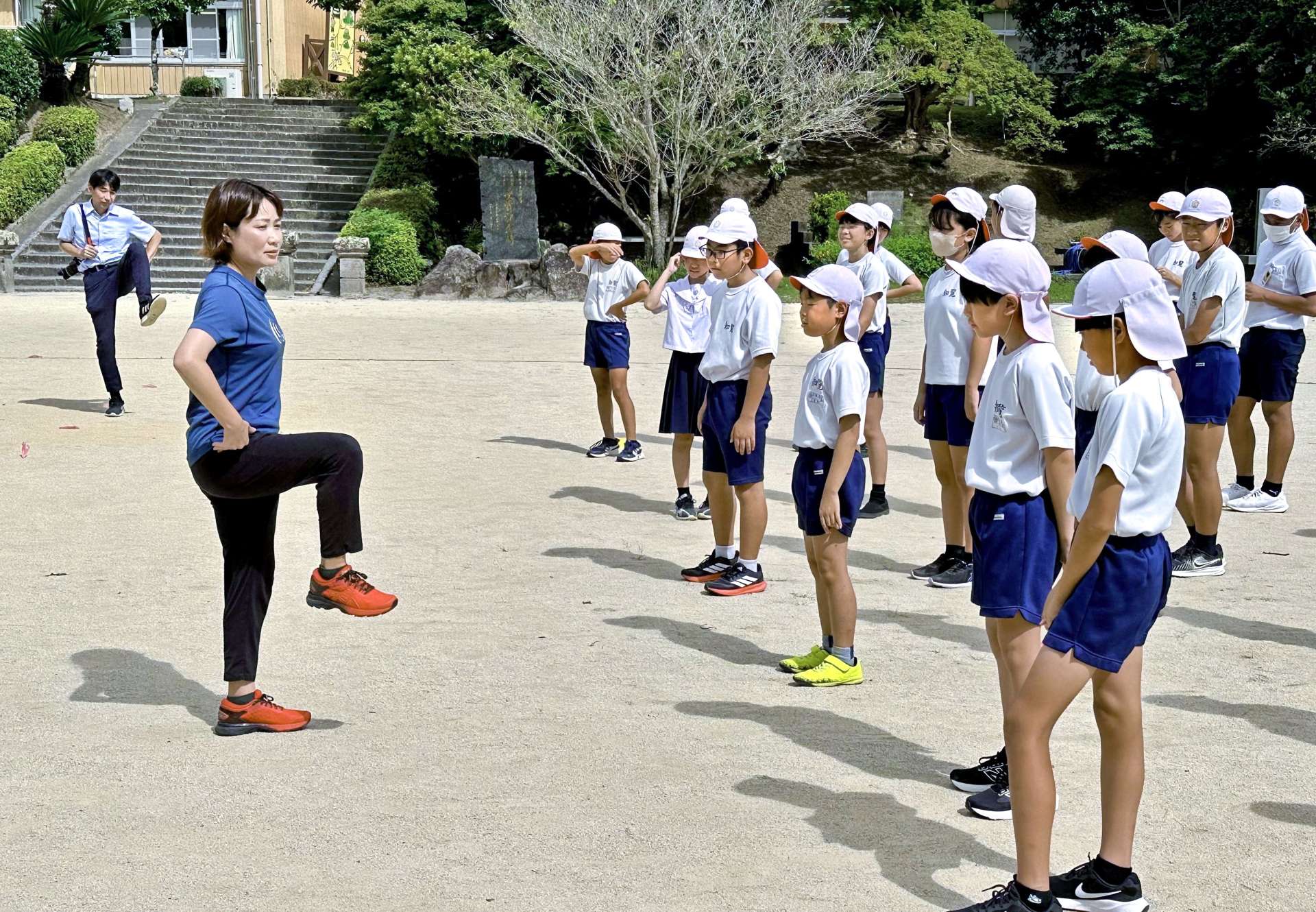 児童に足上げについて説明する加納由理さん（左）＝南九州市の知覧小学校