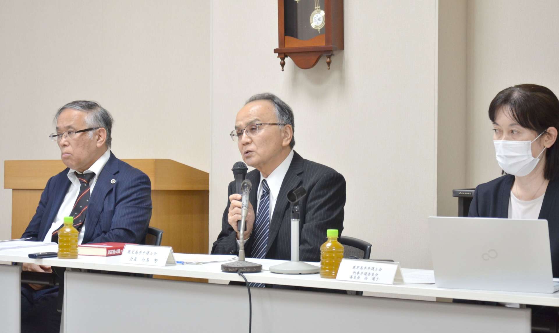 適正なＤＮＡ型鑑定を求める弁護士ら＝２９日、鹿児島市の弁護士会館