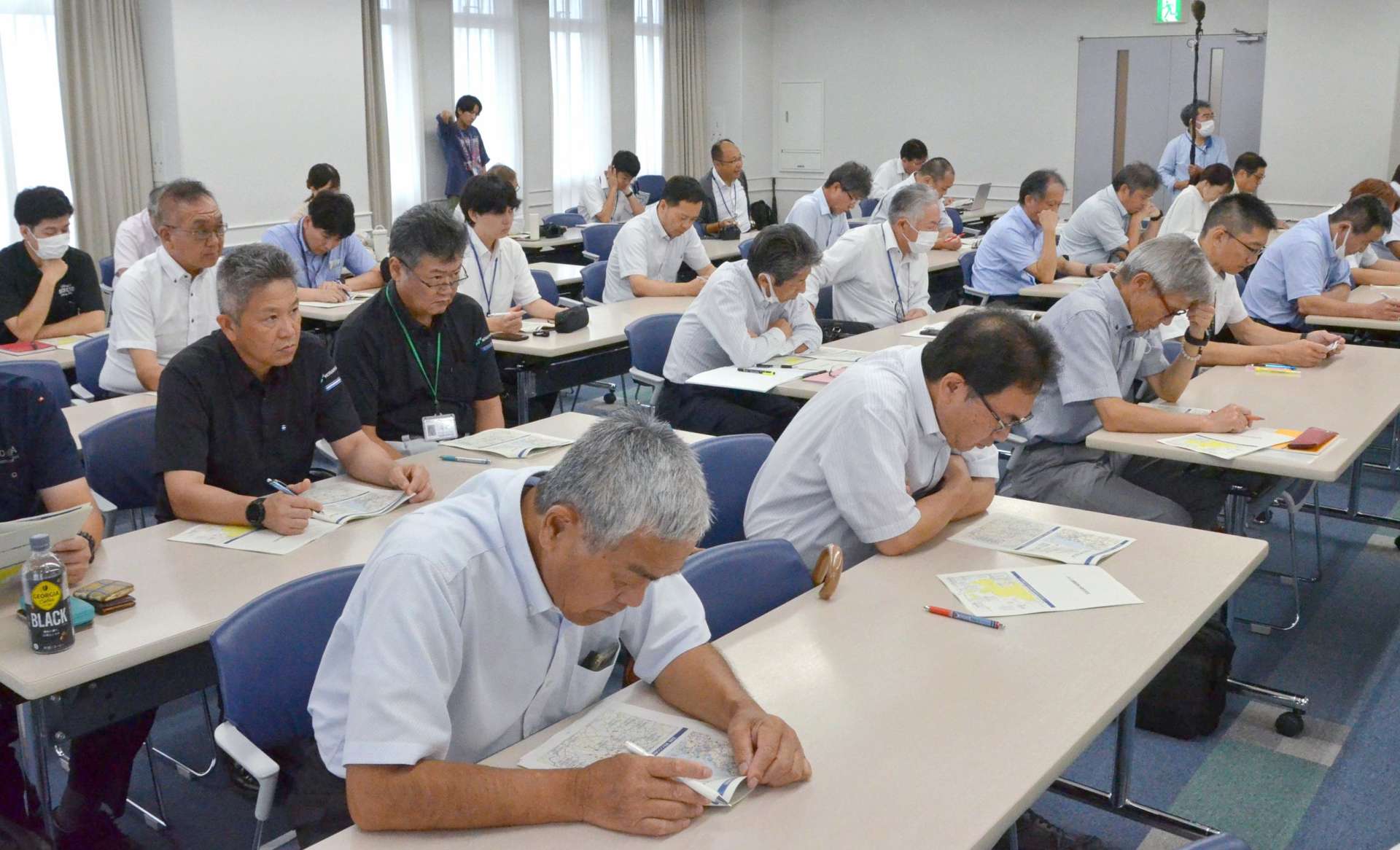 畜産関係者ら約７０人が参加した鹿児島県の防疫対策会議＝２９日、鹿児島市