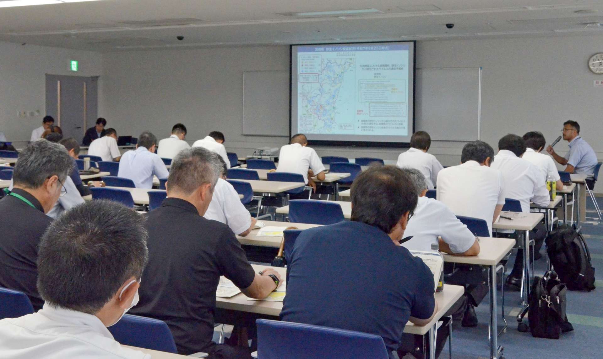 畜産関係者ら約７０人が参加した鹿児島県の防疫対策会議＝２９日、鹿児島市