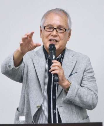 〈関連〉ギャンブル依存症の実態について話す帚木蓬生さん＝鹿児島市金生町