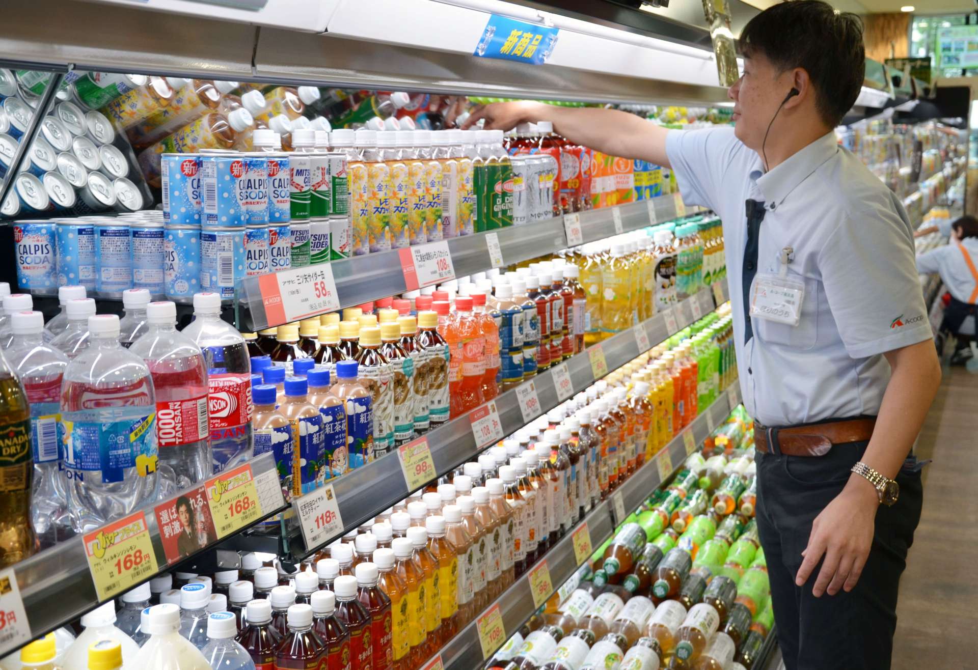 店頭に並ぶペットボトル。１０月から値上げとなる見込みだ＝２７日、鹿児島市のＡコープキラメキテラス店