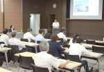 外国人材雇用事例を話す県内企業の担当者＝２９日、鹿児島市の鹿児島銀行本店別館ビル
